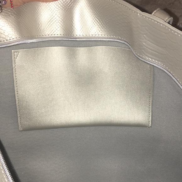 NWT Large Travel bag - Picture 2 of 5